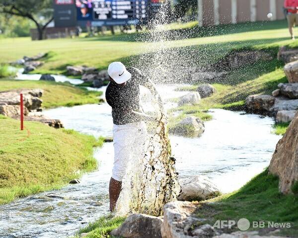 칼럼 내용과 관련 없는 참고 사진입니다. 유명 골프선수 토니 피나우가 미국프로골프(PGA) 투어 대회 때 해저드에서 탈출하는 모습입니다. 사진제공=ⓒAFPBBNews = News1 (사진을 무단으로 사용하지 마십시오.)