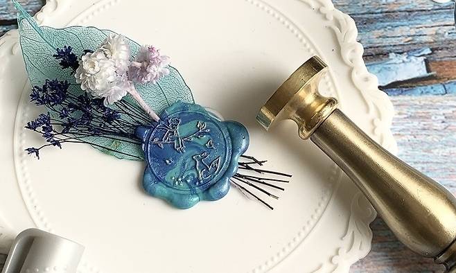 윤서영씨는 고급스러운 실링왁스 작품도 곧잘 만든다. 장선희 제공