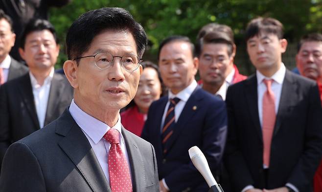 국민의힘 김문수 대선 후보가 25일 충북 옥천군 육영수 여사 생가를 방문한 뒤 취재진 앞에서 현안 관련 입장 발표를 하고 있다. 연합뉴스