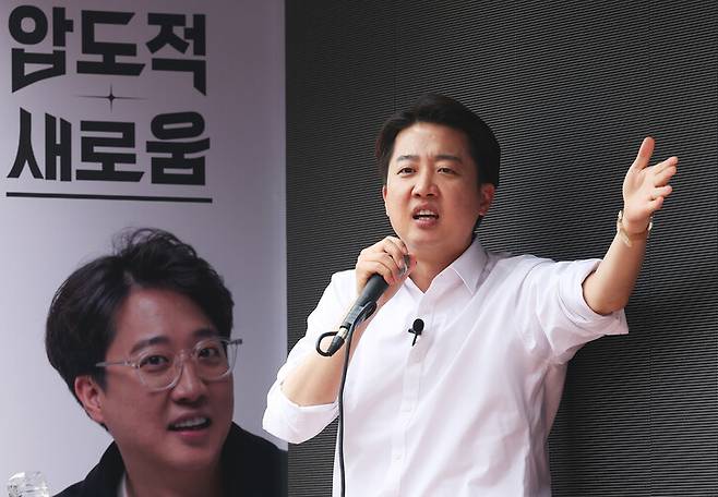 이준석 개혁신당 대통령 후보가 24일 경기도 수원시 팔달구 수원역 로데오거리에서 지지를 호소하고 있다. 연합뉴스