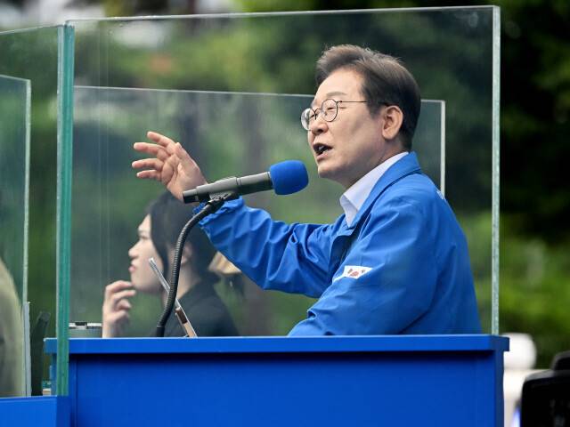 이재명 더불어민주당 대선 후보가 지난 22일 오후 경남 양산시 양산워터파크공원에서 열린 집중유세에 참석해 연설을 하고 있다. 공동취재사진