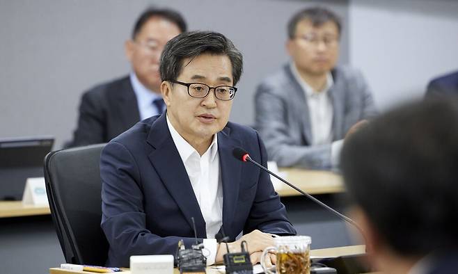 더불어민주당 대통령 후보 경선에 나섰다 도정업무에 복귀한 김동연 경기지사가 지난달 29일 오후 경기도청 서희홀에서 열린 ‘도정 점검회의’를 통해 인삿말을 하고 있다. 경기도 제공