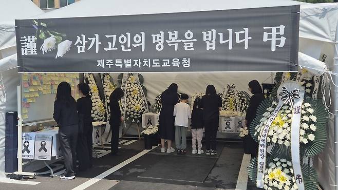 25일 제주시 연동 제주도교육청 앞에 마련된 분향소에 숨진 교사를 추모하는 발길이 이어지고 있다. 서보미 기자