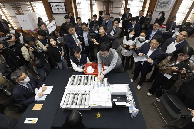 지난 10일 오후 경기 과천시 중앙선거관리위원회에서 열린 제21대 대통령 선거 투·개표 절차 시연회에서 선관위 직원들이 투표지 분리기로 시연을 하고 있다. 공동취재사진