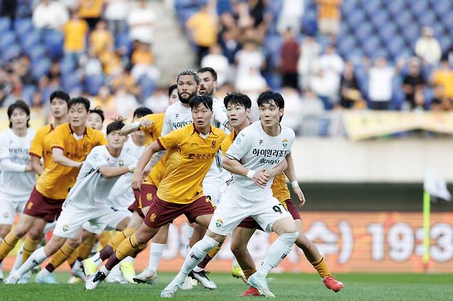 25일 광주월드컵경기장에서 열린 K리그1 2025 광주FC와 강원FC 경기에서 양팀 선수들이 문전 경합을 하고 있다. 한국프로축구연맹 제공