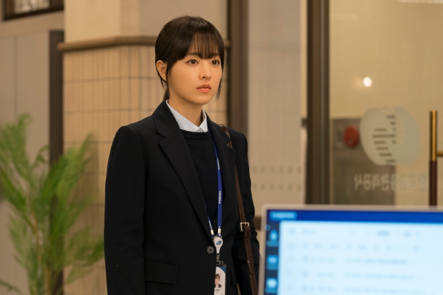 '미지의 서울' 박보영이 쌍둥이 동생과 삶을 바꾸기로 결심한 계기는 '직장 내 괴롭힘'이다. 좋은 회사에 다니게 됐지만, 괴롭힘은 자신이 노력해 얻었던 커리어를 미워하게 만들었다. tvN 제공