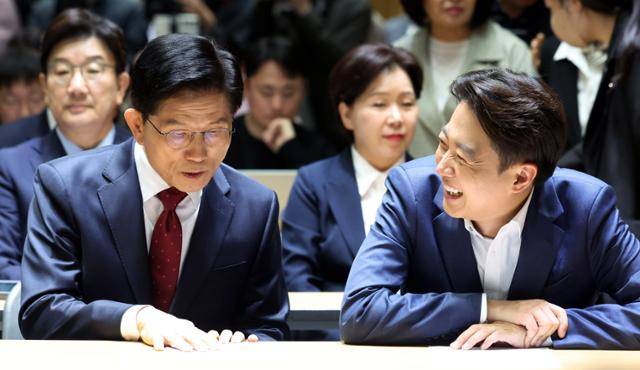 김문수(왼쪽) 국민의힘 대선 후보와 이준석 개혁신당 대선 후보가 19일 서울시청에서 열린 '약자와 동행하는 서울' 토론회에서 대화하고 있다. 뉴시스