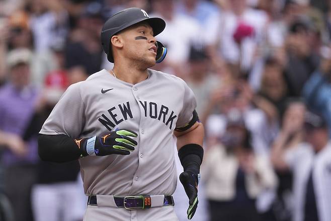 <yonhap photo-3041="">애런 저지가 콜로라도전에서 홈런 1개를 추가하며 MLB 전체 1위로 올라섰다. (AP Photo/David Zalubowski)/2025-05-25 07:43:07/ <저작권자 ⓒ 1980-2025 ㈜연합뉴스. 무단 전재 재배포 금지, AI 학습 및 활용 금지></yonhap>