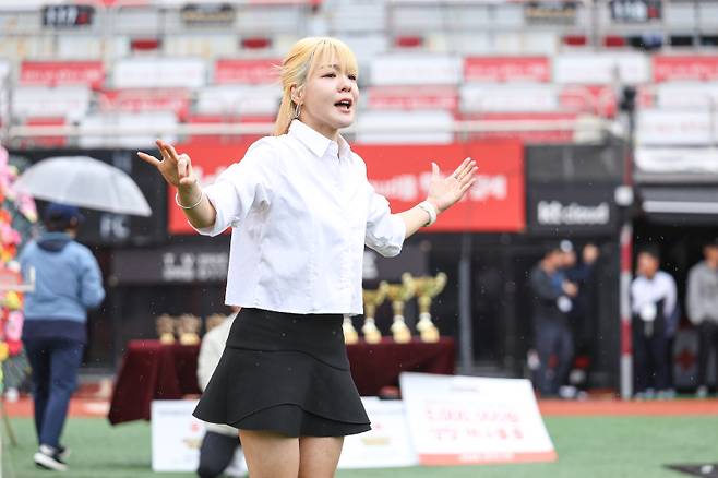 24일 수원 KT위즈파크에서 열린 제16회 선동열배 OK 전국농아인야구대회에서 수어 공연을 진행 중인 사오리. OK금융그룹 제공