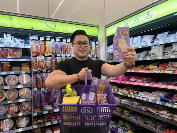 모델이 CU 닭가슴살 득템을 소개하고 있다. [사진=CU]