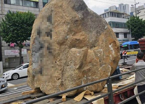 동대문구 이문동 신축아파트에 설치되는 조경석 [사진=온라인 커뮤니티]