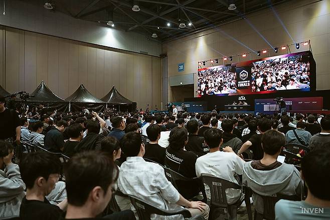 ▲ 정말 수많은 관객으로 가득 찬 스타크래프트 경기