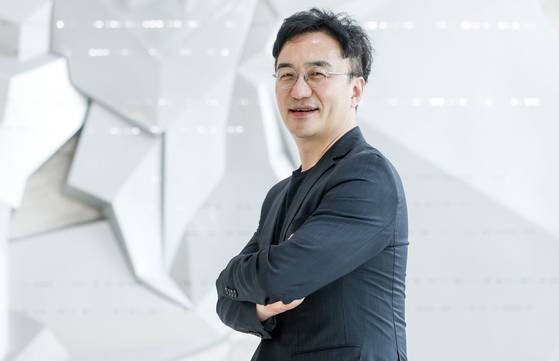 강정수 블루닷AI 연구센터장이 2일 상암동 중앙일보를 찾았다. 연세대 경영대학 특임교수, 미디어 스타트업 투자회사 메디아티 최고경영자와 대통령 비서실 디지털소통센터장을 역임한 그는 현재 AI 검색 최적화 전문 스타트업 블루닷AI에서 AI 산업의 변화를 살피고 있다. 『AI 에이전트 시대 경제의 주인이 바뀐다』(더스퀘어) 등을 썼다. 김성룡 기자