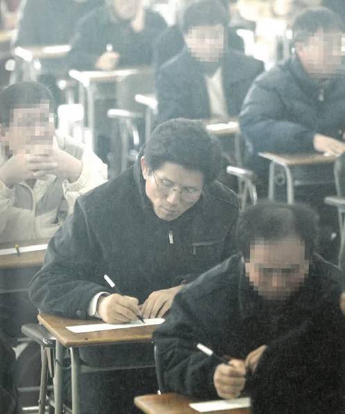 경기도지사 시절의 김문수 후보가 택시운전면허 취득을 위해 필기시험을 치르고 있다. 『어디로 모실까요?』(김문수 저)에서 캡쳐.