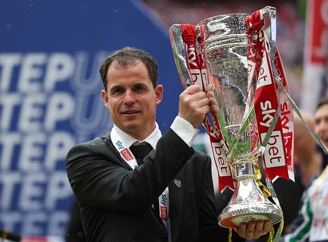 트로피를 들어올리는 레지스 르 브리 선덜랜드 감독. [로이터=연합뉴스]