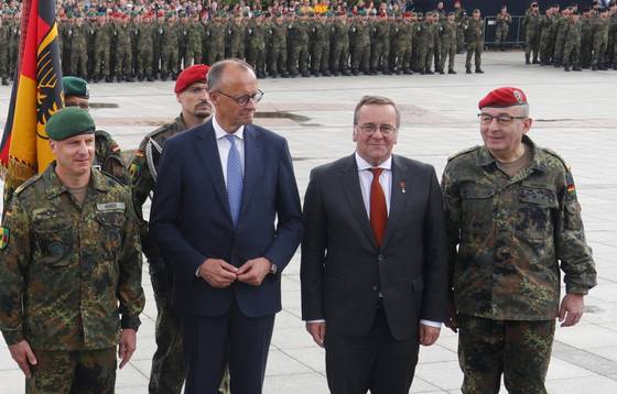 22일(현지시간) 리투아니아 수도 빌뉴스의 대성당 광장에서 독일 제45기갑여단 '리투아니아' 출범식이 열렸다. 왼쪽부터 사령관 크리스토프 후버 준장, 프리드리히 메르츠 독일 총리, 보리스 피스토리우스 독일 국방부 장관, 카르스텐 브루어 독일 연방 감찰관. EPA=연합뉴스