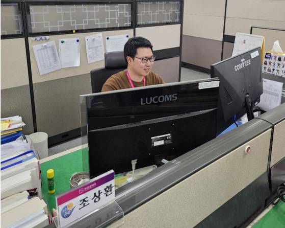 스마트폰 앱 '부산시청 매니저'를 만들어 관리하는 조상환 부산시 주무관. 사진 조상환 주무관