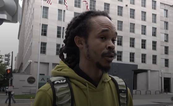 경찰의 과잉 진압으로 사망한 조지 플로이드의 5주기(5월 25일)를 앞둔 24일(현지시간) 워싱턴 백악관 북쪽 16번가에 집회를 차단하기 위한 차단봉이 설치돼 있다. 플로이드 사건 이후 이곳은 '흑인의 생명도 소중하다 광장'으로 명명됐지만, 트럼프 대통령이 취임한 이후 관련 시설을 모두 철거하고, 이름도 '자유 광장'으로 변경했다. 강태화 특파원