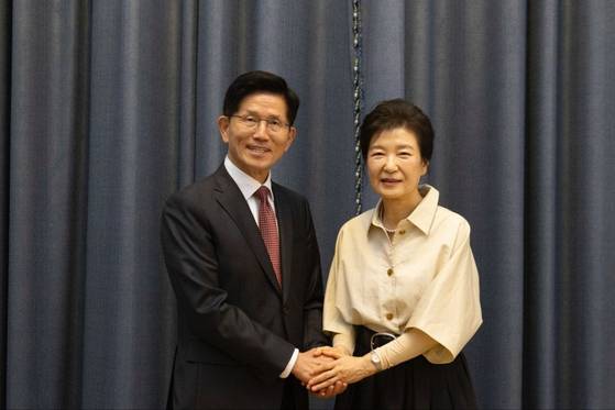 김문수 국민의힘 대통령 후보가 24일 대구 달성군 박근혜 전 대통령 사저에서 박 전 대통령을 예방하고 있다. 사진 국민의힘 제공