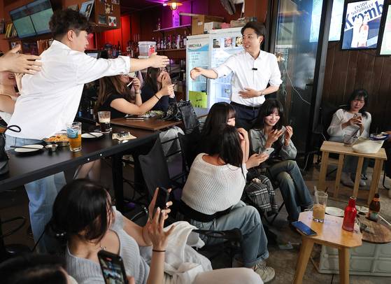 개혁신당 이준석 대선후보가 25일 서울 종로구 종묘 인근 서순라길 한 매장에서 시민들과 인사하고 있다. 연합뉴스