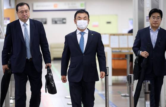 도이치모터스 권오수 전 회장이 지난해 7월 2일 서울중앙지법에서 열린 '주가 조작' 의혹 재판에 출석하고 있다. 연합뉴스