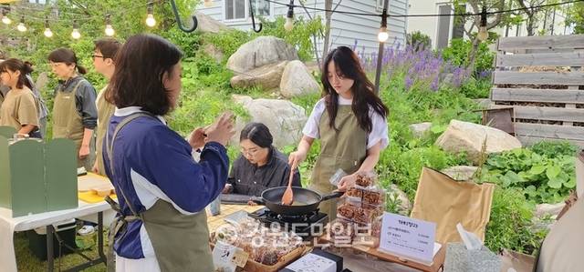 ▲ 최북단 고성군 죽왕면 자작도 해변 안길에서 ‘자작자작 야시장’이 열려 동네잔치 분위기를 연출하며 주말을 맞아 찾아온 관광객들에게 특별한 추억을 전했다. 젊은 셀러들이 직접 청과를 만들고 있다.