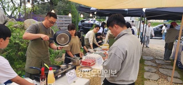 ▲ 최북단 고성군 죽왕면 자작도 해변 안길에서 ‘자작자작 야시장’이 열려 동네잔치 분위기를 연출하며 주말을 맞아 찾아온 관광객들에게 특별한 추억을 전했다. 젊은 셀러가 부치개를 뒤집고 있다.