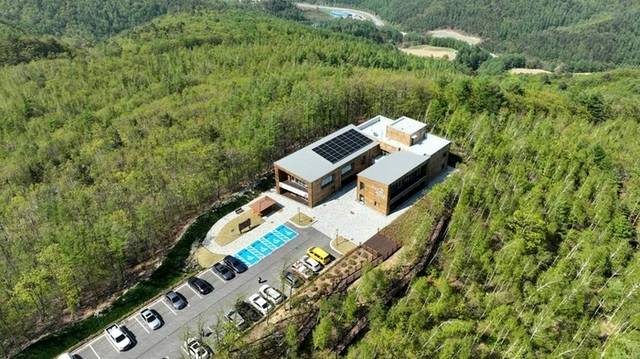 ▲ 강원도와 태백시는 28일 창죽동 매봉산 천상의 숲 산림치유센터에서 유관기관과 단체, 지역주민 등 70여명이 참석한 가운데 ‘매봉산 천상의 숲 개장식’을 갖고, 본격 운영에 들어간다. 매봉산 천상의 숲 산림치유센터 모습.