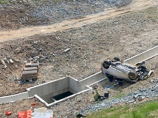 ▲ 도로 이탈해 추락한 차량 [연합뉴스]