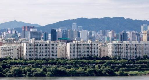 수요는 꾸준한데 공급부족은 만성화해 전용면적 135㎡ 초과 아파트 가격 강세가 멈추질 않고 있다. 사진은 대형 아파트 비중이 높은 서울 강남구 압구정동 현대아파트 일대. 연합뉴스