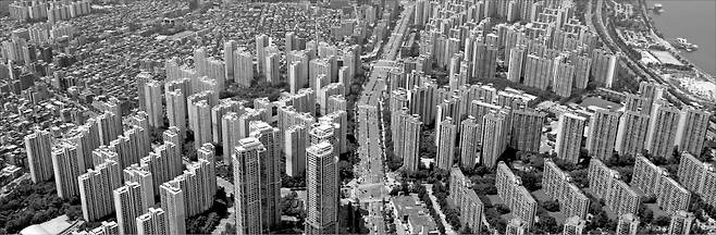 지난 3월 서울 강남 3구와 용산구 아파트가 토지거래허가구역으로 묶인 후 거래가 감소하고 있다. 서울 롯데월드타워 전망대에서 바라본 아파트 단지들.  /뉴스1