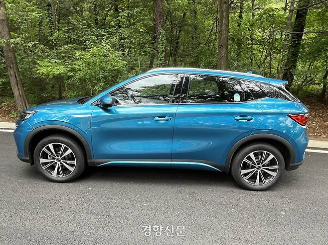 ‘아토3 플러스’ 측면 모습. 기자가 시승한 서프 블루(Surf Blue) 외에도 코스모스 블랙(Cosmos Black), 타임 그레이(Time Gray), 스키 화이트(Ski White) 등 3가지 외장 컬러가 더 있다. 권재현 선임기자