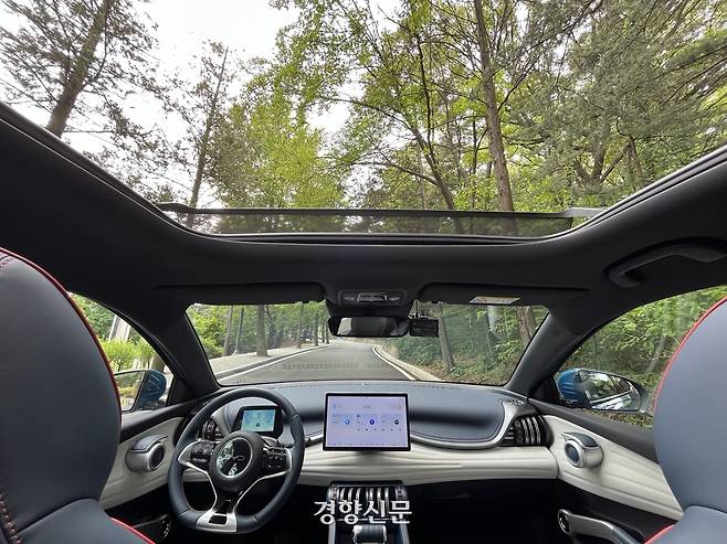 선쉐이드를 열고 하늘을 바라봤다. 파노라마 선루프 위로 펼쳐진 풍경이 장관이다. 권재현 선임기자