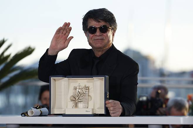 24일(현지시간) 칸 국제영화제 황금종려상을 받은 이란 감독 자파르 파나히가 포즈를 취하고 있다.  EPA 연합뉴스