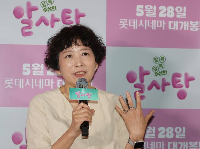 지난 23일 서울 광진구 롯데시네마 건대입구점에서 열린 애니메이션 <알사탕> 시사 간담회에서 원작자인 백희나 작가가 인사말을 하고 있다. 연합뉴스