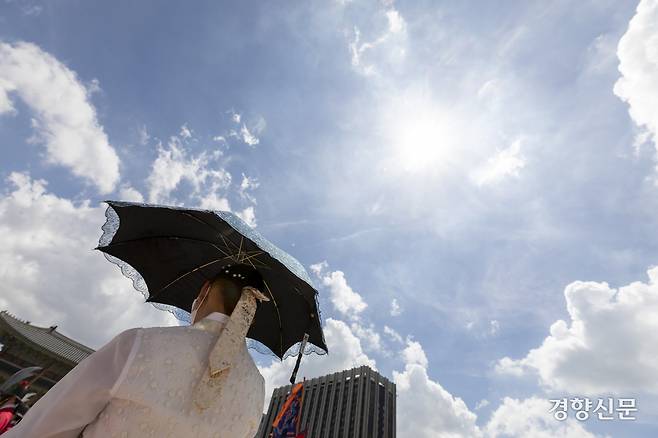 서울 종로구 경복궁에서 관광객들이 수문장 교대식을 보고 있다. 문재원 기자