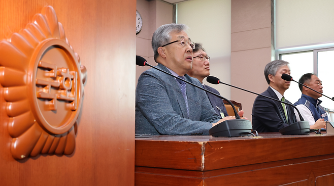 지난 14일 국회에서 조희대 대법원장 등 사법부의 대선개입 의혹 진상규명 청문회가 열린 법제사법위원회 전체회의에 증인 및 참고인으로 출석한 서보학 경희대 법학전문대학원 교수(왼쪽부터), 이준일 고려대 법학전문대학원 교수, 서석호 변호사, 이성민 전국공무원노조 법원본부장 등이 의원 질의에 답변하고 있다. 연합뉴스