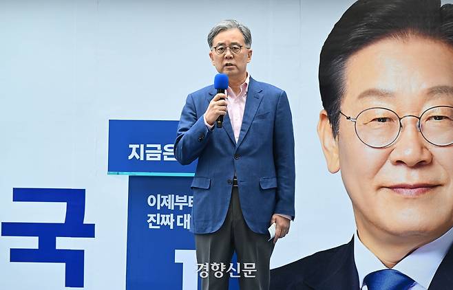 김현종 전 국가안보실 2차장이 지난 19일 이재명 더불어민주당 대선 후보의 집중 유세가 진행된 서울 용산역 광장에서 이 후보 지지 발언을 하고 있다. 박민규 선임기자