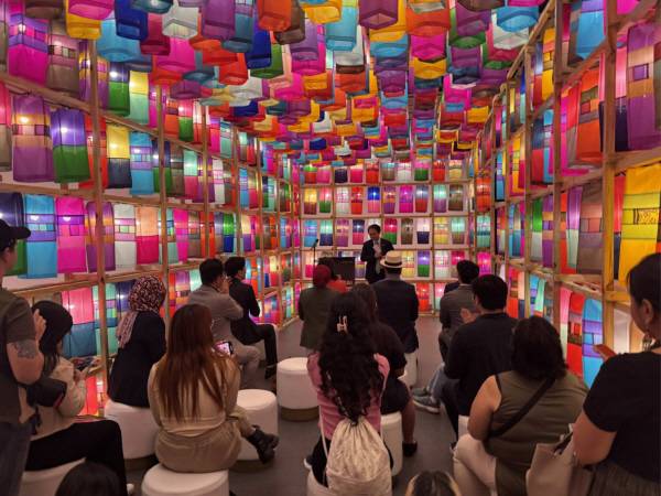 진주실크등이 필리핀, 인도네시아, 베트남의 아시아 3개국 재외한국문화원을 순회하며 아름다움을 홍보한다. 진주시 제공