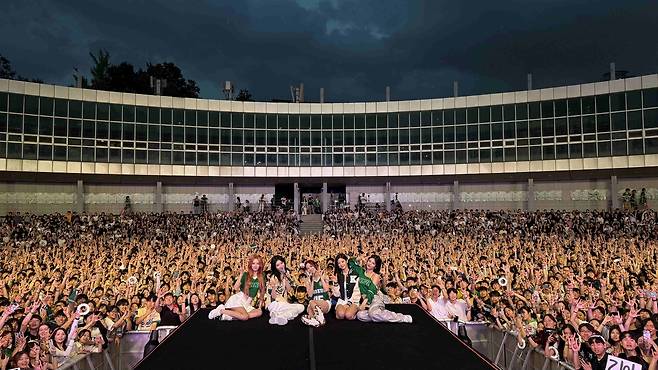 Itzy poses with the audience after performing at Konkuk University’s festival in Seoul, Thursday. (JYP Entertainment)