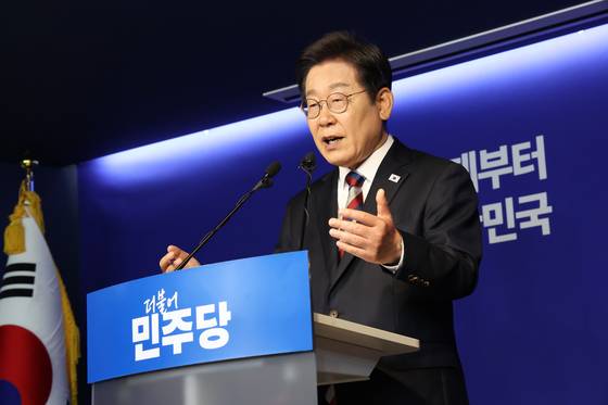 Lee Jae-myung, presidential candidate of the Democratic Party, speaks during a press conference at the party’s headquarters in Yeouido, western Seoul, on May 25. [JOONGANG ILBO]