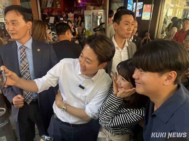 이준석 개혁신당 대선 후보가 25일 서울 종로구 서순라길에서 유권자들과 사진을 찍고 있다. 송금종 기자&nbsp;