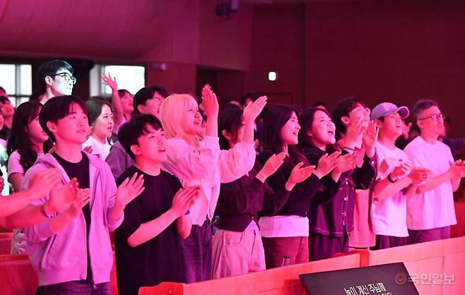 24일 안산제일교회(허요환 목사)에서 열린 갓플렉스(God Flex) 집회 참가자들이 잔치공동체의 찬양을 따라 부르고 있다. 안산=신석현 포토그래퍼