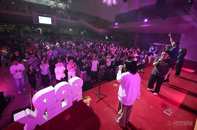 잔치공동체가 24일 안산제일교회(허요환 목사)에서 열린 갓플렉스(God Flex) 집회에서 찬양하고 있다.