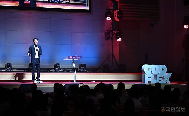 이광민 마인드랩 공간 정신건강의학과 원장이 24일 안산제일교회(허요환 목사)에서 열린 갓플렉스(God Flex) 집회에서 메시지를 전하고 있다.