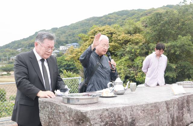 20일 나가사키현 오무라의 '스즈타 감옥터'에서 정성진(가운데) 한일연합선교회 이사장이 성찬식을 마친 뒤 축도하는 장면. 한일연합선교회 제공