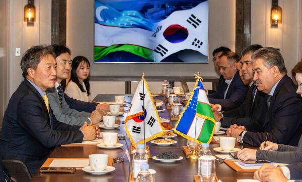 이학재 인천국제공항공사 사장과 관계자들이 최근 서울 롯데호텔에서 우즈베키스탄 공항공사와 ‘우즈벡 우르겐치 공항 개발사업 협력을 위한 업무협약(MOU)’을 하고 있다. 공항공사 제공