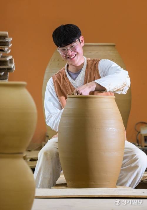 경기도 무형유산 ‘옹기장’ 전수장학생 김희건씨(23)가 옹기를 제작하고 있다. 윤원규기자