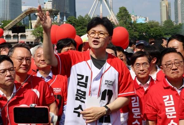 국민의힘 한동훈 전 대표가 25일 서울 송파구 일대에서 김문수 대선 후보 지원유세에 나서고 있다. 연합뉴스