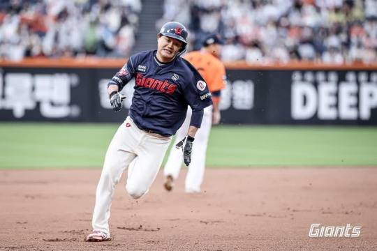 24일 경기에서 베이스를 도는 롯데 손호영. 사진[연합뉴스]